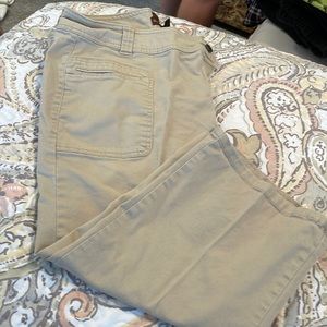 Bandolino stretch size 12 capris